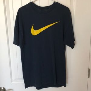 Men’s Nike swoosh tee